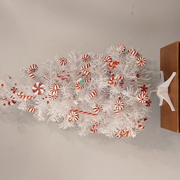 Other - White and red Desktop christmas tree